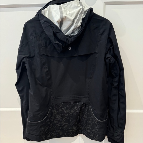 Lululemon Running Raincoat - Picture 6 of 7